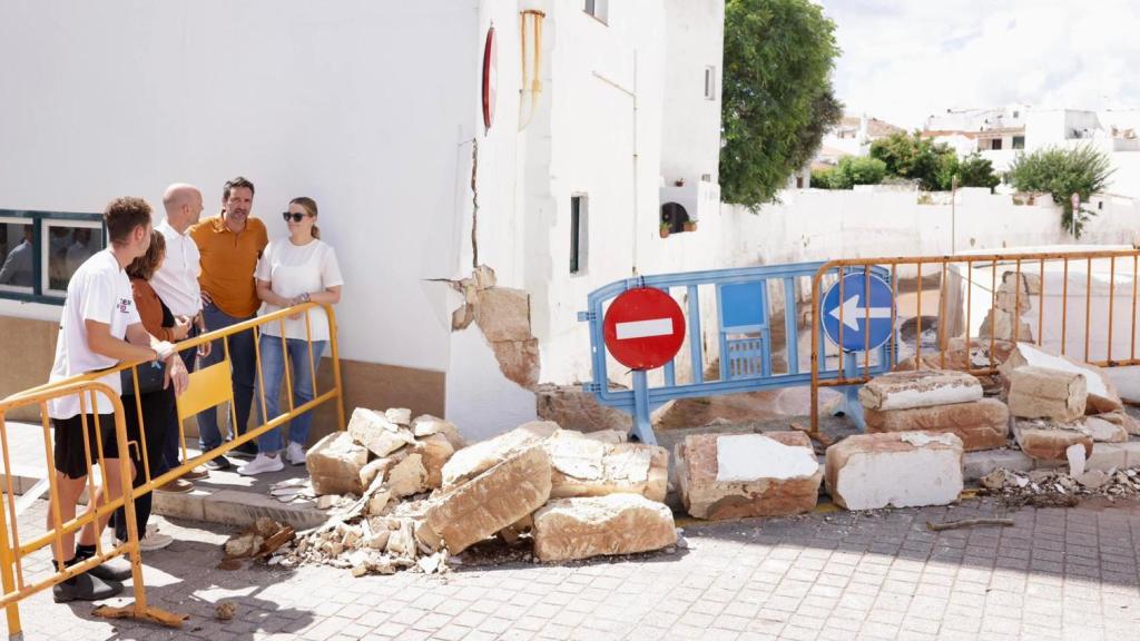 Marga Prohens (de blanco) habla con los vecinos de la zona en Baleares.