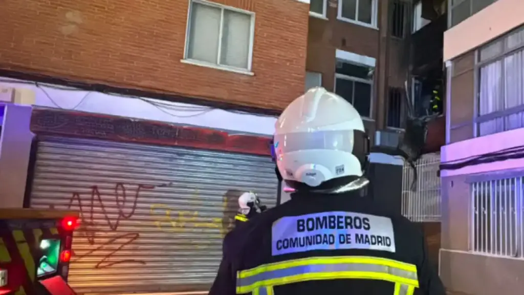 Un efectivo de los bomberos de la Comunidad de Madrid.