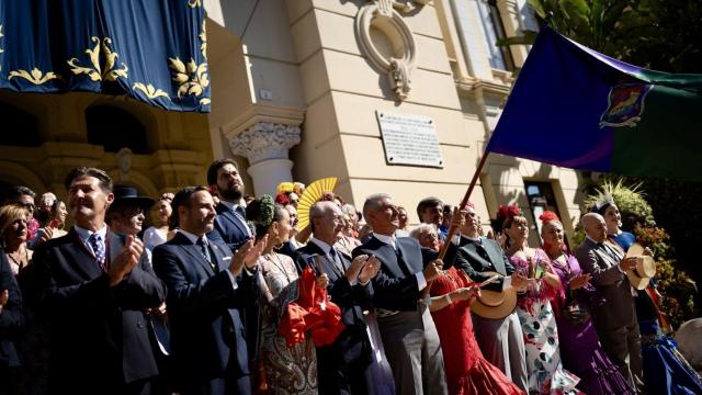 Manolo Sarriá inaugura el sábado de feria como abanderado en la Romería de la Victoria.