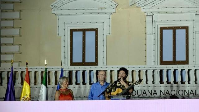 El Kanka, acompañado del alcalde de Málaga, Francisco de la Torre, con la guitarra en la mano, durante el pregón de la Feria de Málaga.