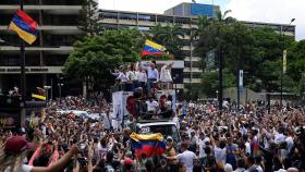 La líder opositora María Corina Machado y el candidato opositor Edmundo González saludan a sus seguidores en una protesta en Caracas el pasado 3 de agosto.