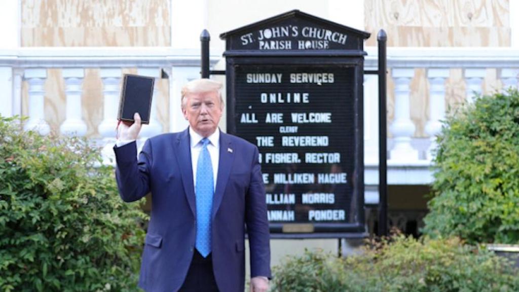 El expresidente Donald Trump sostiene una Biblia frente a una iglesia en Washington.