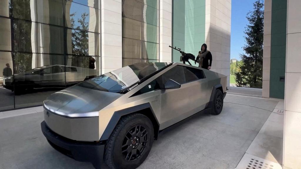 El líder de Chechenia, Ramzan Kadyrov, en un Tesla Cybertruck equipado con una ametralladora.