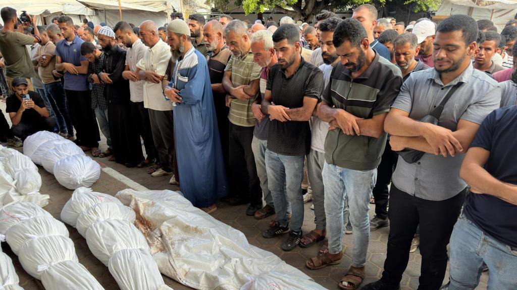 Entre los muertos cuyos cuerpos han sido recuperados, todos de la familia Al Ajla, se encuentran el padre, cuatro mujeres y nueve hijos.