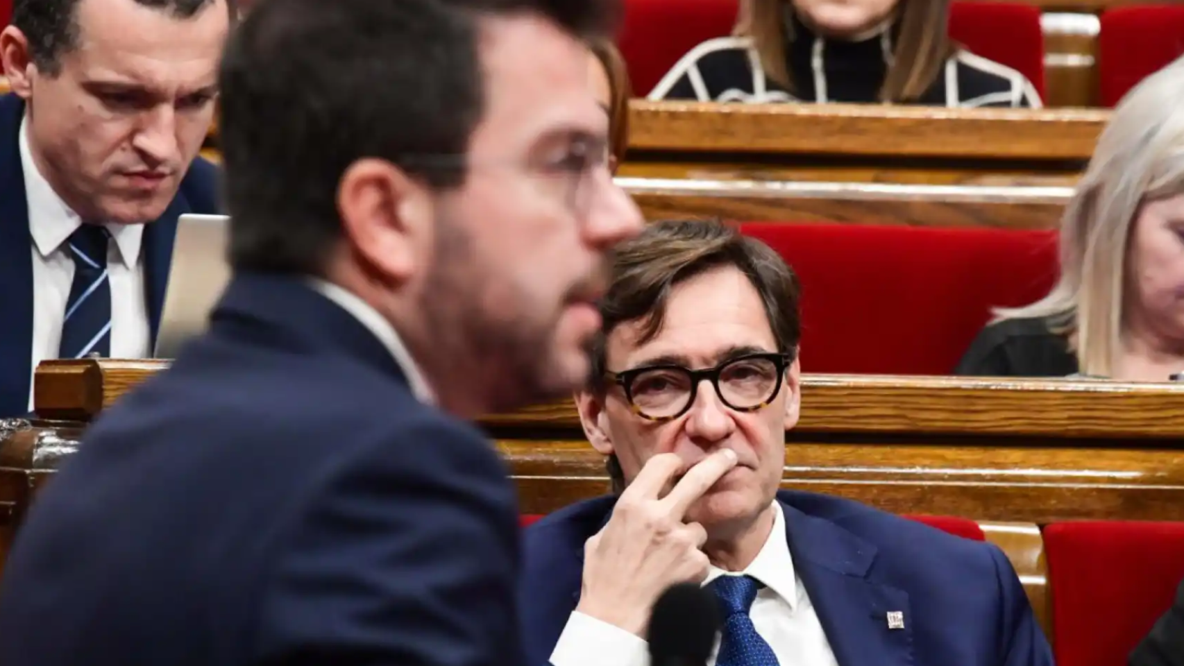 Salvador Illa escucha desde su escaño al expresidente de la Generalidad Pere Aragonès, cuando todavía era jefe de la oposición, en una imagen de archivo.