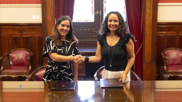 La alcaldesa, Inés Rey, y Ana Pardo, representante de la Asociación Provivienda