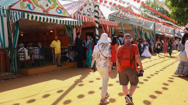 Turistas pasean por el Real de la Feria de Abril en la edición de 2024.