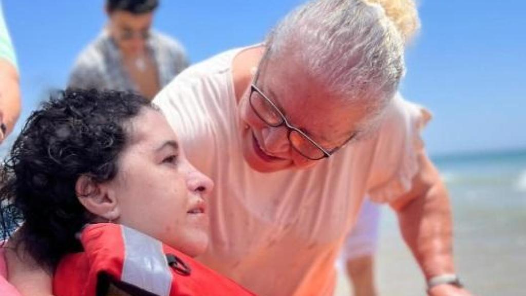 Ana María, la joven sin movilidad que pudo volver a su playa favorita gracias a La Ambulancia del deseo