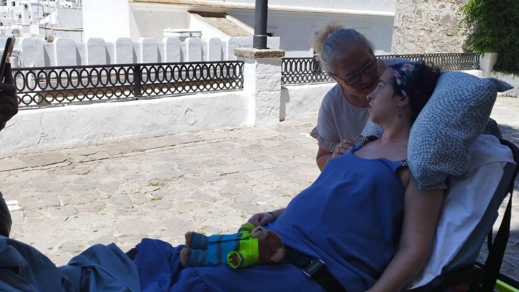 Ana María, junto a su madre, en las calles de Vejer de la Frontera.