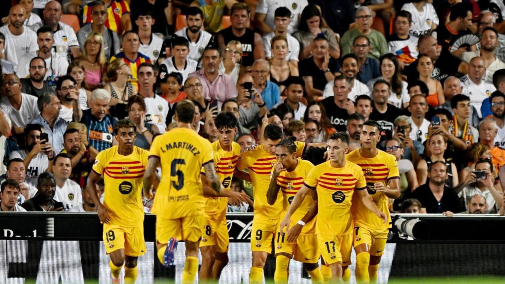 Los jugadores del FC Barcelona celebran un gol de Lewandowski.