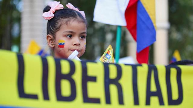 Una niña pide libertad para Venezuela en la manifestación en Medellín, Colombia.