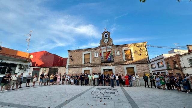 Concentración en Otero (Toledo) tras el asesinato de una joven de 17 años a manos de su padrastro.