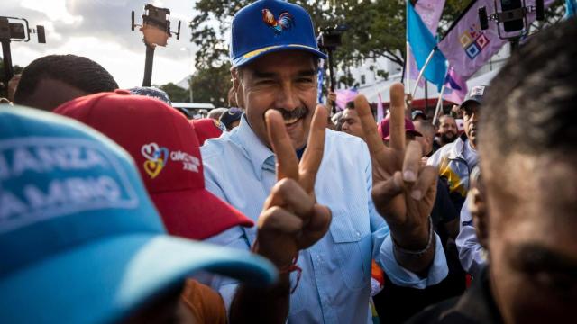 El presidente de Venezuela, Nicolás Maduro, saluda a simpatizantes en una manifestación a favor de su gobierno en Caracas (Venezuela).