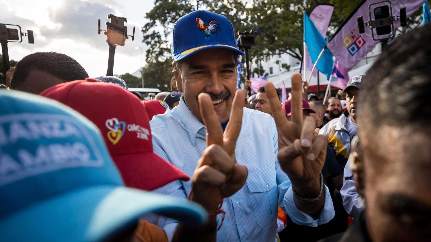 El presidente de Venezuela, Nicolás Maduro, saluda a simpatizantes en una manifestación a favor de su Gobierno, este sábado en Caracas (Venezuela).