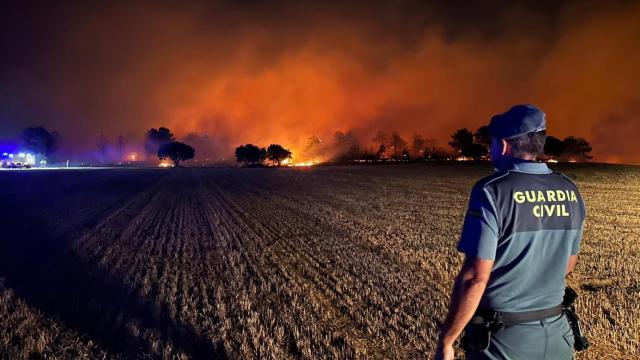 Un Guardia Civil observa el incendio forestal de Trabazos