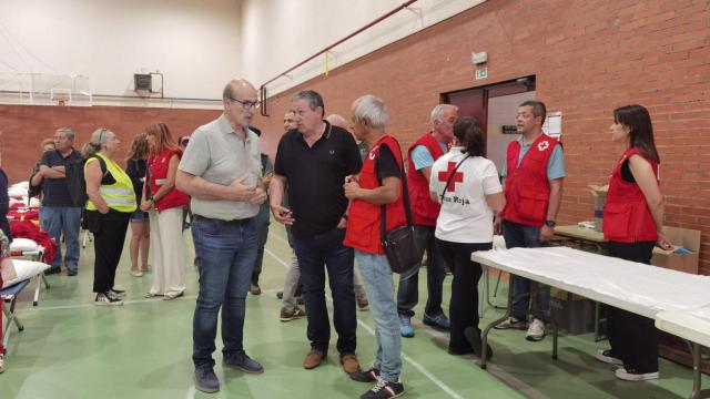 El presidente de la Diputación de Zamora, Javier Faúndez, acude al polideportivo habilitado para los vecinos desalojados de Seje de Aliste