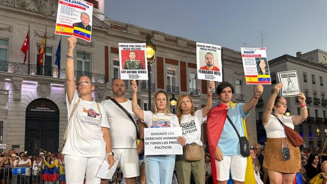 Yajaira Gonzales De Canales Plaza, la primera por el lado izquierdo, y otros represaliados del régimen de Maduro en Madrid.