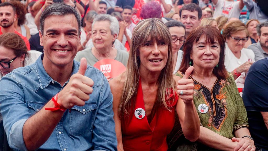 Pedro Sánchez junto a Begoña Gómez en el mitin de cierre de campaña de las elecciones del 23-J.