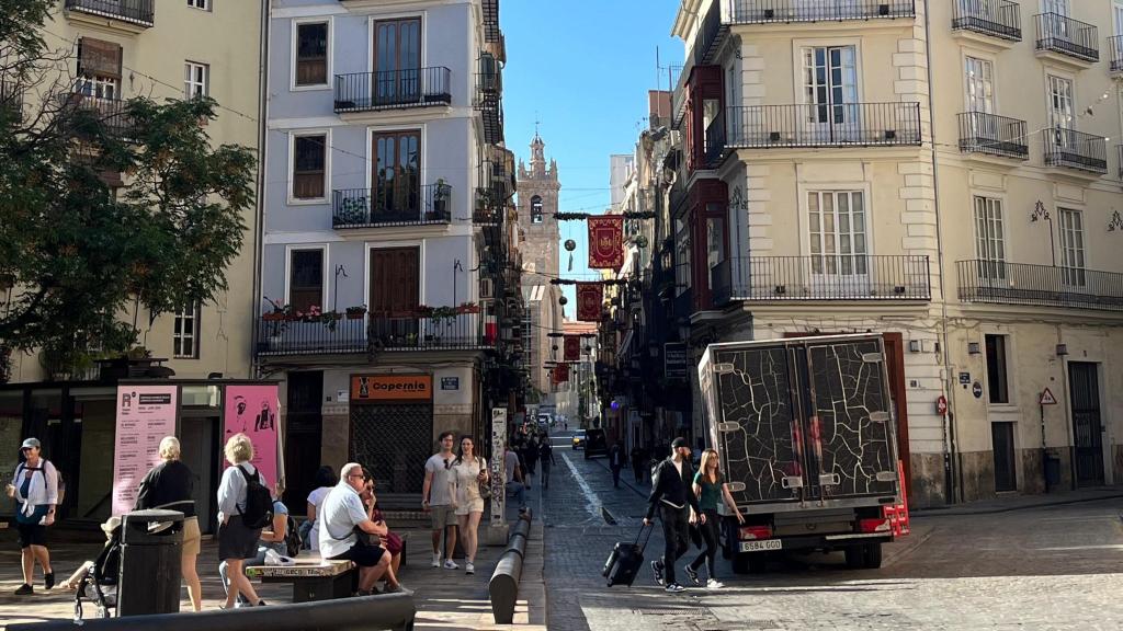 Imagen de una mañana en la plaza del Tossal del barrio del Carmen (Valencia). Raquel Granell