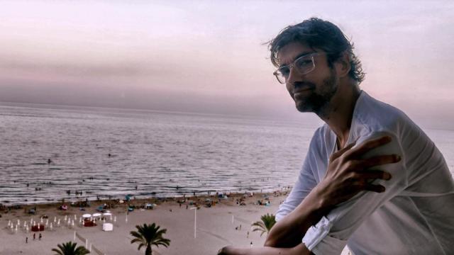 El actor español Javier Botet, en una terraza en la playa de Muchavista, en El Campello.