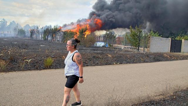 Medios aéreos y terrestres han trabajado en la extinción del incendio en Aldea de la Valdoncina (León)