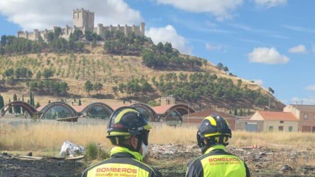 Susto en Peñafiel: la rápida actuación de los Bomberos evita la extensión de un incendio de maleza a las afueras