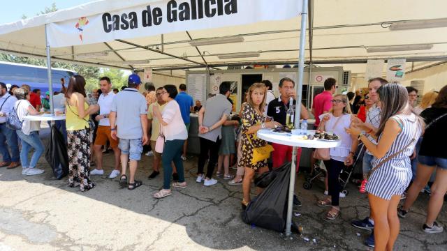 Varias personas comen en la caseta de Galicia en una edición pasada de la Feria del Folklore y la Gastronomía de Valladolid