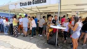 Varias personas comen en la caseta de Galicia en una edición pasada de la Feria del Folklore y la Gastronomía de Valladolid