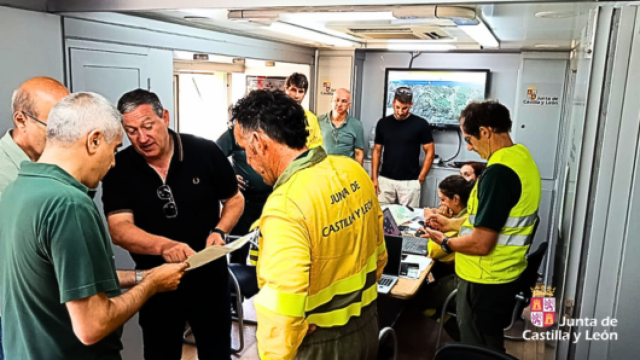 El delegado de la Junta en Zamora y el presidente de la Diputación conversan con el director de extinción, Emilio Melgar, en el puesto de mando avanzado de Protección Civil instalado desde ayer en Sejas de Aliste