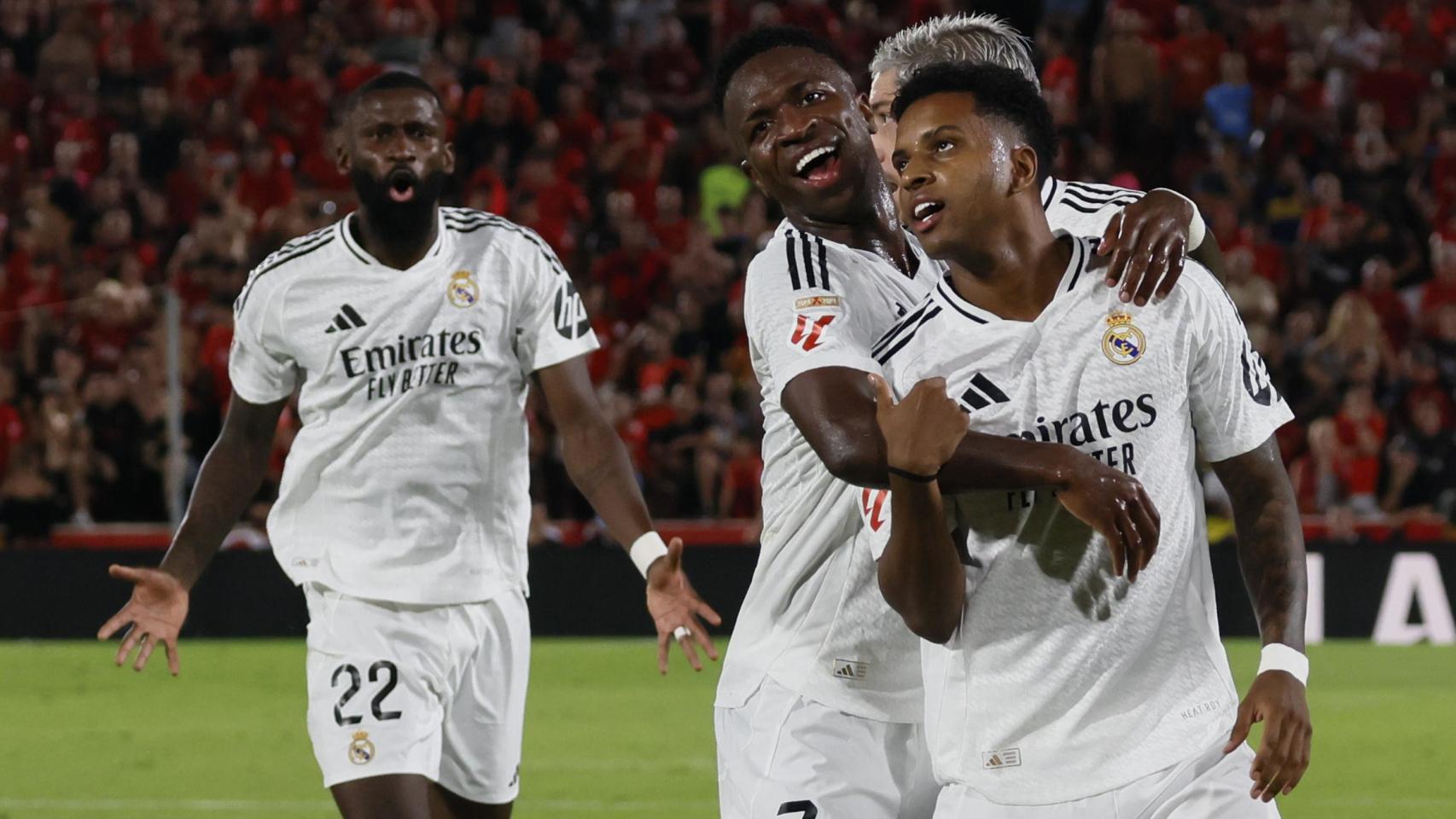 Los jugadores del Real Madrid celebran el gol de Rodrygo.