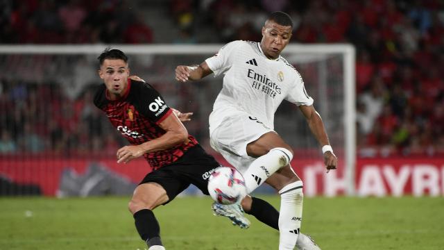 Mbappé controla un balón ante Valjent.