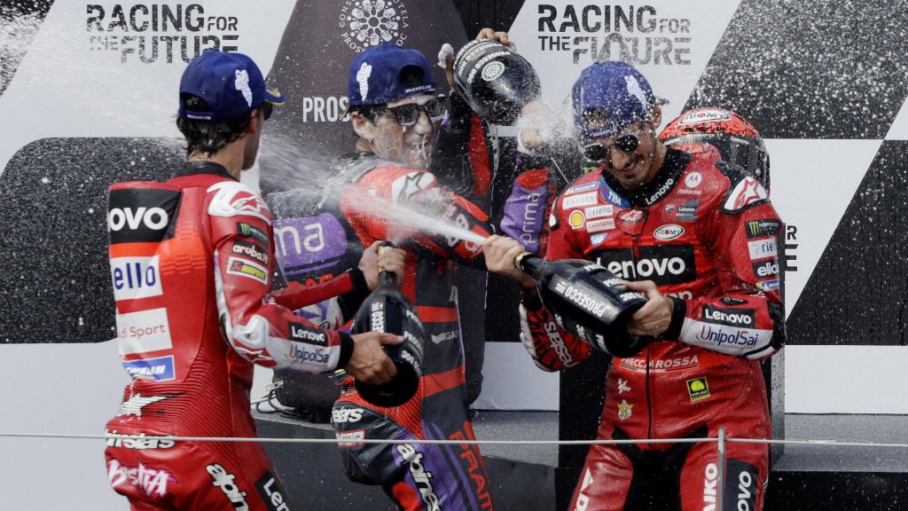 Jorge Martín y Enea Bastianini mojan con champán a Pecco Bagnaia, en el Red Bull Ring de Spielberg.