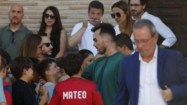 Escenas de gran dolor en Mocejón (Toledo) en el minuto de silencio por Mateo.