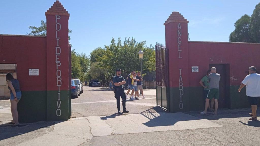 Un agente de la Guardia Civil a las puertas del campo de fútbol de Mocejón (Toledo).