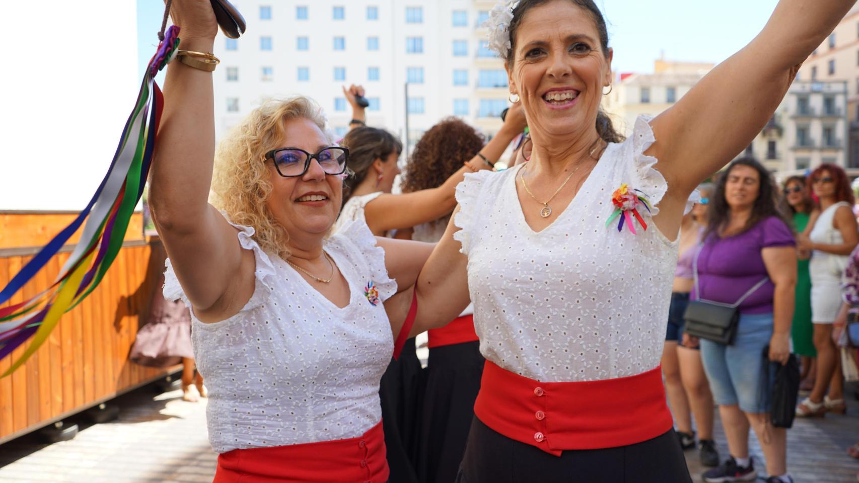 Dos mujeres bailando en la Feria de Málaga.