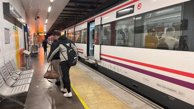 Viajeros junto a un tren en la estación Málaga María Zambrano.