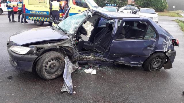 Un coche derriba un poste de hormigón de un restaurante en Malpica de Bergantiños (A Coruña)