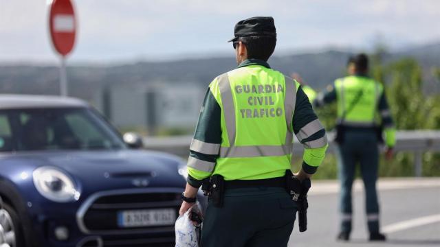 Archivo - Dos agentes de la Guardia Civil en un control de tráfico.