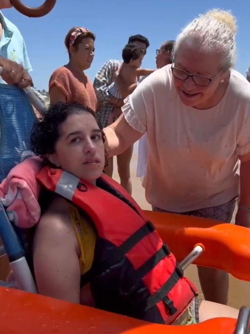 Ana María junto a su madre en la playa de El Palmar.