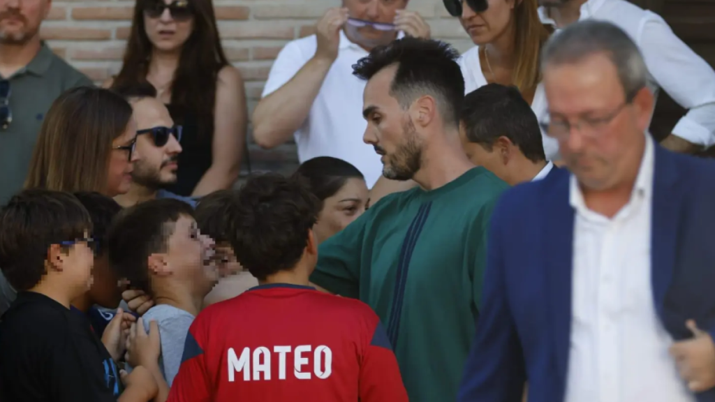 El periodista Asell Sánchez, primo del niño asesinado en Mocejón, este domingo, consolando a los amigos de Mateo durante el minuto de silencio que se guardó en su memoria.