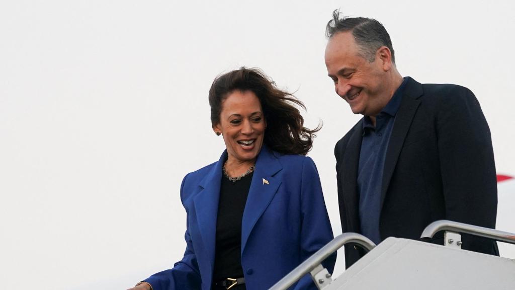 Kamala Harris y su esposo Douglas Craig Emhoff, a su llegada a Chicago.