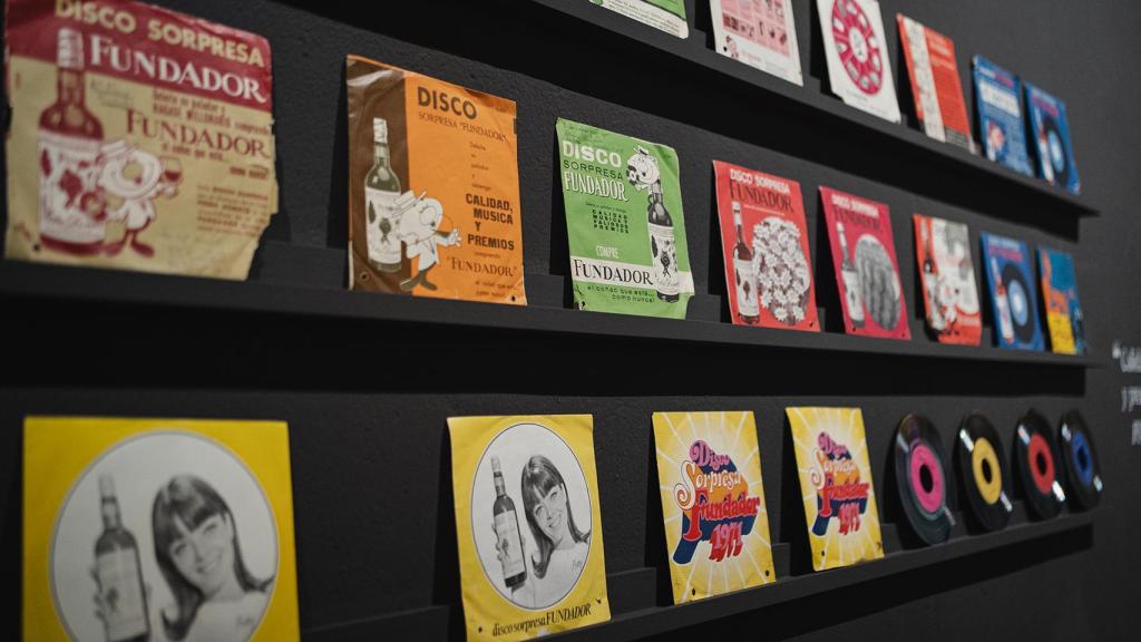 Colección de discos sorpresa 'Fundador', expuestos en el museo de la compañía en Jerez.