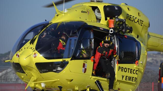 El Grupo de Rescate en un helicóptero