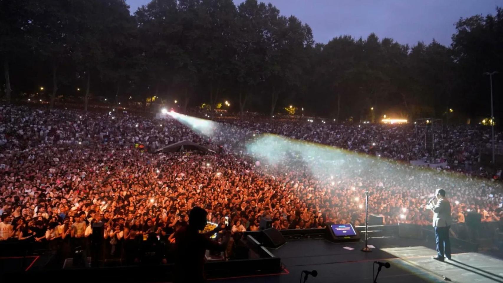 Abel Caballero durante su intervención previa al concierto de Melendi.