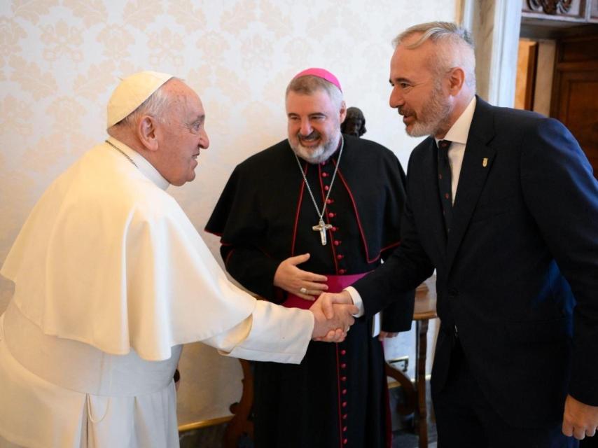 El presidente del Gobierno de Aragón, Jorge Azcón, saluda al Papa Francisco, junto al arzobispo de Zaragoza, Carlos Escribano.