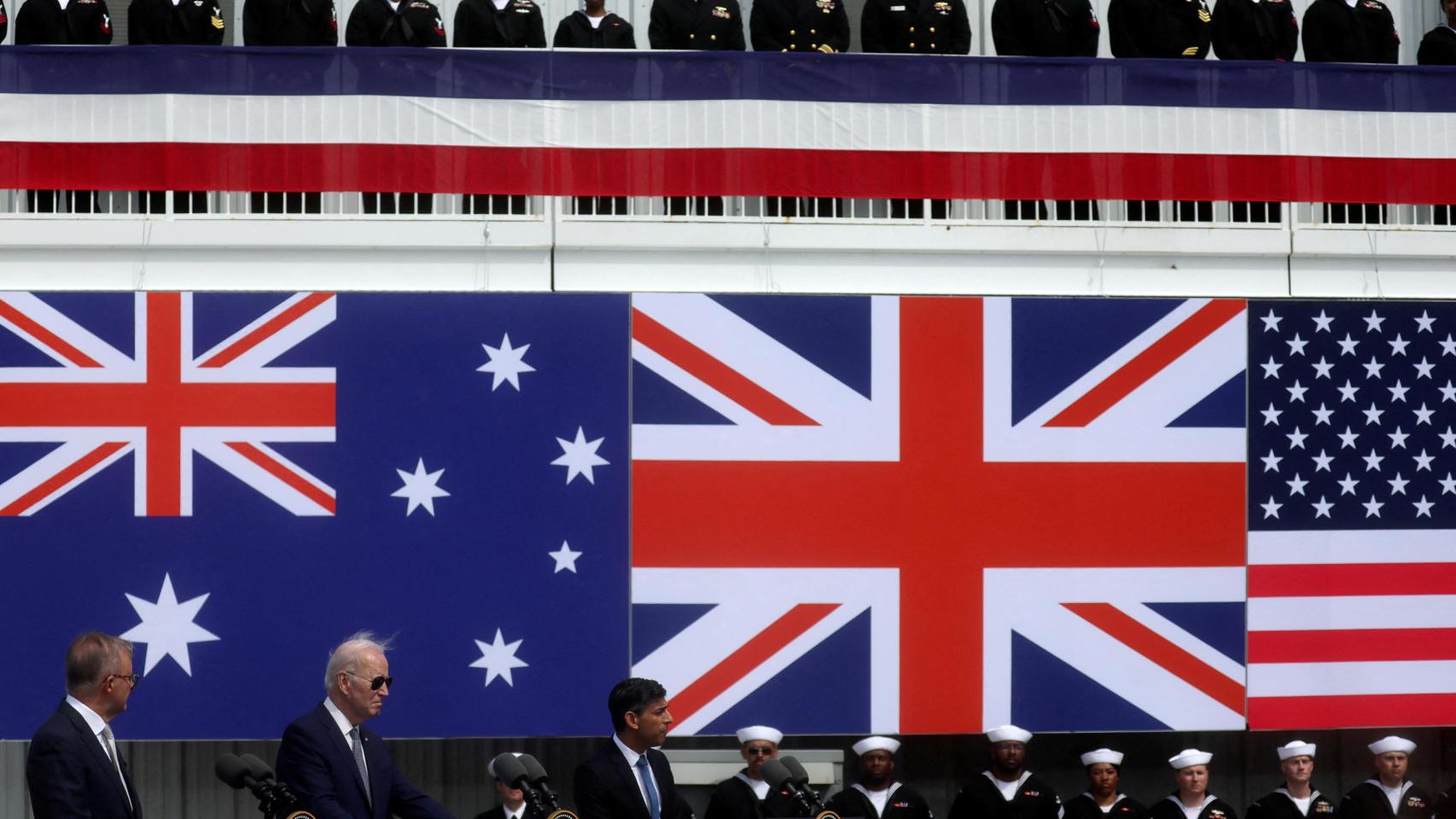 El presidente de Estados Unidos, Joe Biden, el primer ministro australiano, Anthony Albanese, y el primer ministro británico, Rishi Sunak, pronuncian un discurso sobre el acuerdo Australia - Reino Unido - Estados Unidos (AUKUS) en la base naval de Point Loma en San Diego, California, Estados Unidos, el 13 de marzo de 2023.