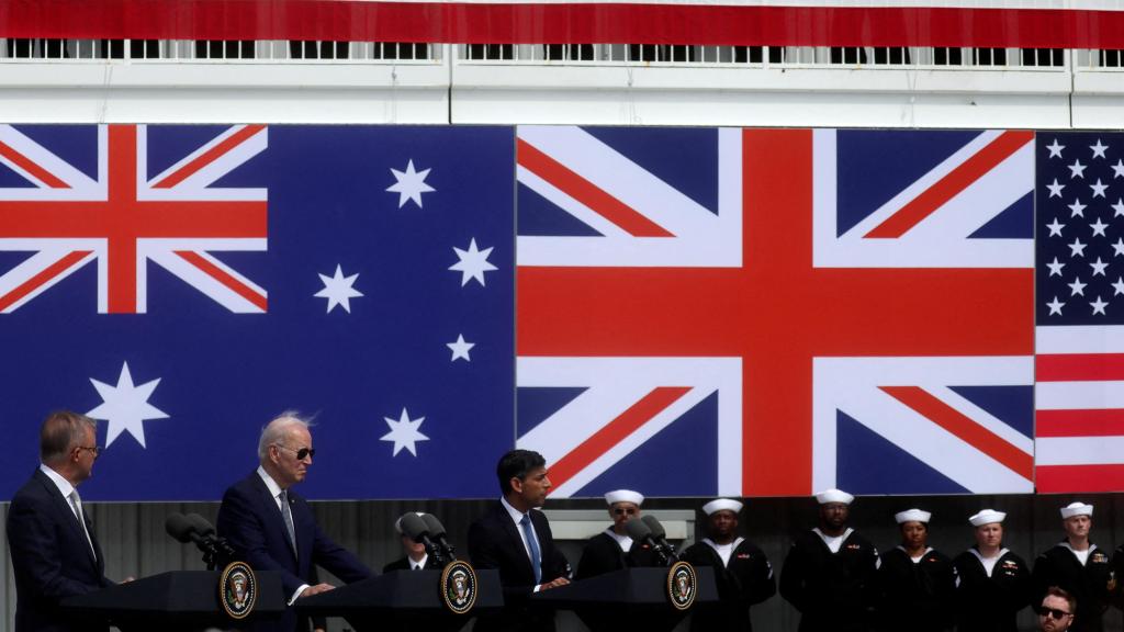 El presidente de Estados Unidos, Joe Biden, el primer ministro australiano, Anthony Albanese, y el primer ministro británico, Rishi Sunak, pronuncian un discurso sobre el acuerdo Australia - Reino Unido - Estados Unidos (AUKUS) en la base naval de Point Loma en San Diego, California, Estados Unidos, el 13 de marzo de 2023.