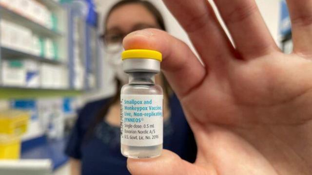 Una sanitaria sostiene un vial de la vacuna para la mpox.