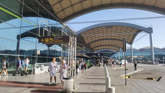 La entrada del aeropuerto de Alicante-Elche este agosto.