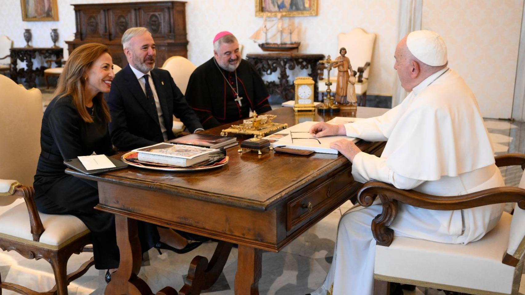 Jorge Azcón y Natalia Chueca visitan al Papa Francisco